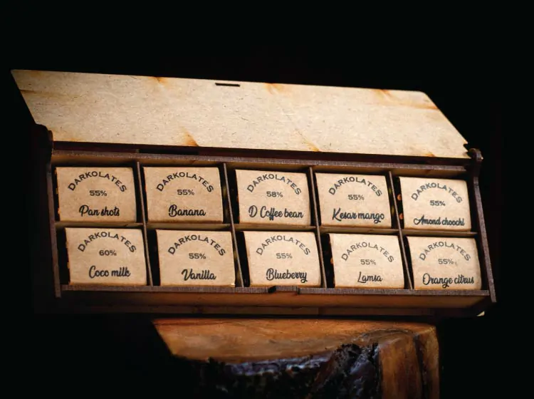 Wooden box with 10 assorted flavours of Darkolates-10 pieces